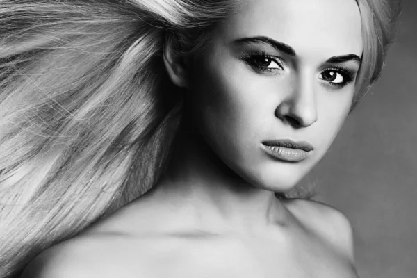 Hermosa joven Woman.Blond girl.close-up retrato monocromo —  Fotos de Stock