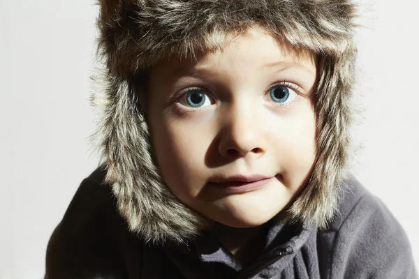 Niño divertido en piel Hat.fashion casual invierno style.little boy.children emotion.hat orejeras — Foto de Stock