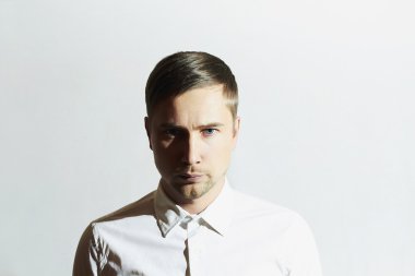 Yorgun bir adam. Businessman.Young adam. Çok iş var