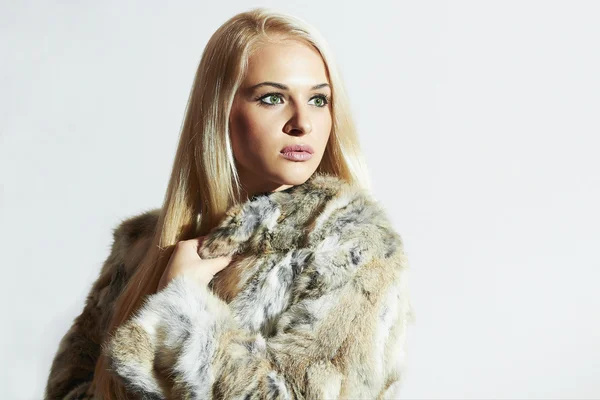 Hermosa mujer en fur.winter fashion.Beauty chica rubia en abrigo de piel de conejo.Chaqueta de piel de lujo —  Fotos de Stock
