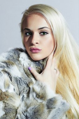 Fur.winter moda portre güzel sarışın kadın. Güzellik modeli kız tavşan kürk manto. Lüks kürk ceket kadında
