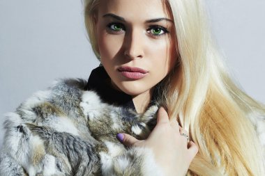 Fur.winter moda güzel sarışın kadın. Doğal kürk manto güzellik modeli kız. Lüks kürk ceket kadında