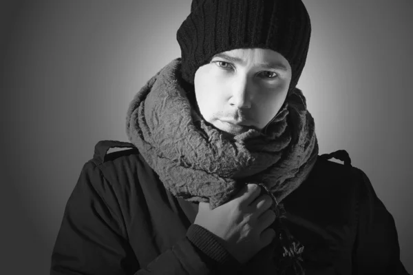 स्कार्फमधील फॅशनेबल हँडसम मॅनचे मोनोक्रोम पोर्ट्रेट. स्टाइलिश युरोपियन मुलगा. प्रासंगिक हिवाळी फॅशन — स्टॉक फोटो, इमेज