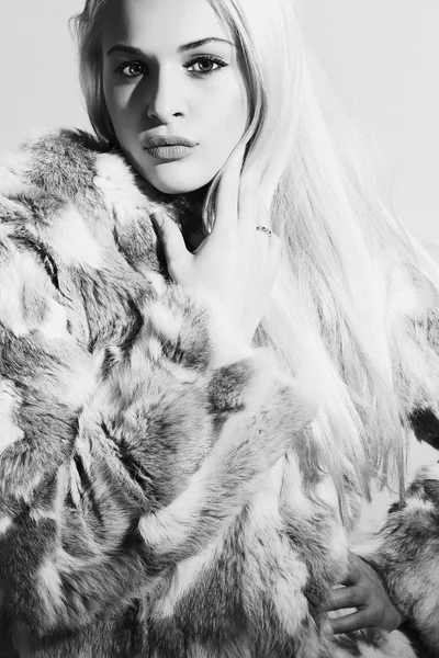 Retrato monocromático de mulher loira bonita na moda fur.winter. Menina beleza na pele — Fotografia de Stock