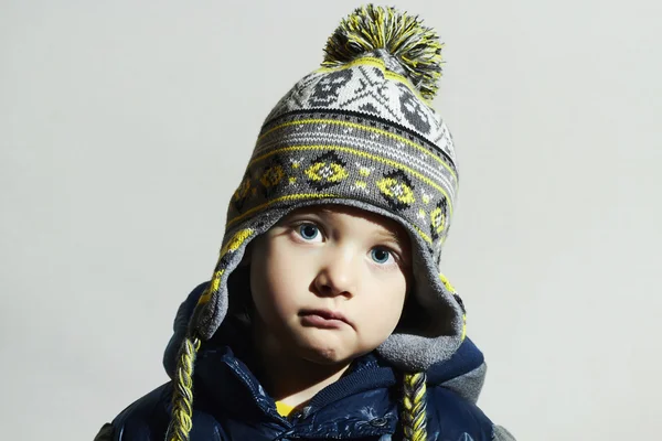 Niño con ojos azules.fashion kids.fashionable niño pequeño en gorra de invierno —  Fotos de Stock