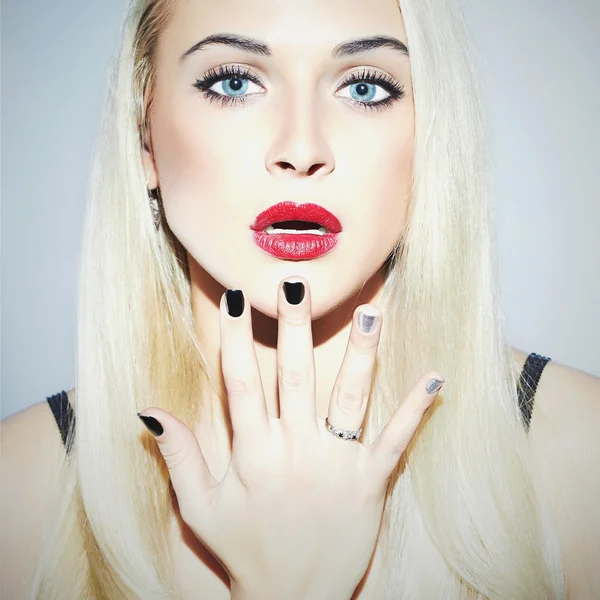 Schöne blonde sexy Frau in Unterwäsche mit Maniküre. Schönheit Mädchen mit blauen Augen.rote Lippen. junge Frau in Dessous — Stockfoto