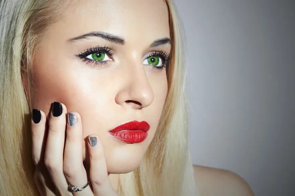 Hermosa mujer rubia con manicura.Beauty Girl. Nail.young mujer con labios rojos — Foto de Stock