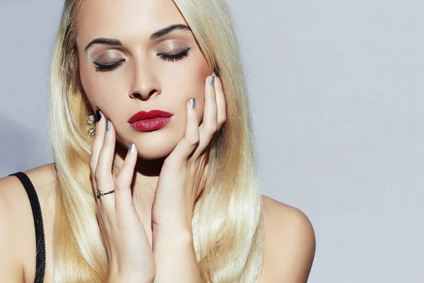 Mooie blonde vrouw met make-up. Sexy schoonheid meisje met rode lippen. Schellak manicure — Stockfoto