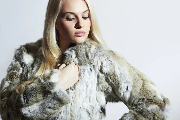 Vacker kvinna i fur.winter mode. Blond skönhet flicka i kanin päls — Stockfoto