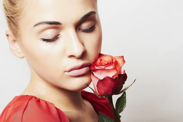 Mulher bonita com rosa vermelha. menina de beleza e flower.flowers — Fotografia de Stock