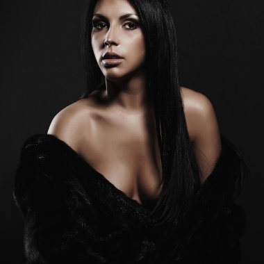 Kürk güzel seksi kadın. Güzellik esmer kız. yanık tenli body.erotic genç kadın