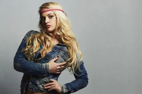 Hippie flicka. mode vacker kvinna i jeans.blond Sexy — Stockfoto