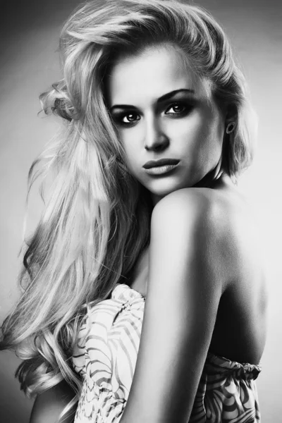 Vackra unga Woman.Sexy Blond girl.fashion svartvita porträtt — Stockfoto