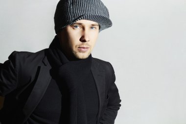 Siyah Fularlı moda yakışıklı adam. Şapkalı şık çocuk. Genç man.spring rahat moda