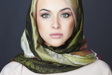 Scarf.winter moda güzel sarışın kadın. Güzellik Girl.Classic Rus style.make-up portrait.green kedi gözleri