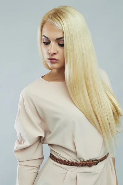 Модная красивая молодая женщина в dress.Fashion сексуальная блондинка girl.healthy волос — стоковое фото