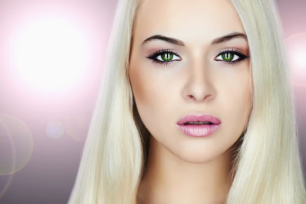 Joven hermosa rubia woman.Beauty Girl.make-up.flashlights — Foto de Stock