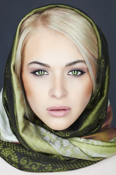 Mulher loira bonita em scarf.winter fashion.Beauty Girl.Classic russo style.make-up olhos gato portrait.green — Fotografia de Stock
