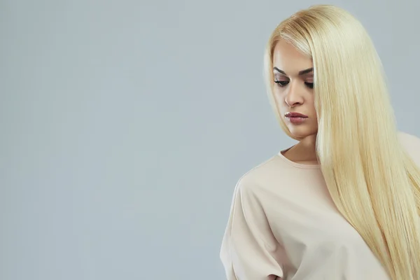 Mulher bonita com cabelo comprido. Beleza loira menina — Fotografia de Stock