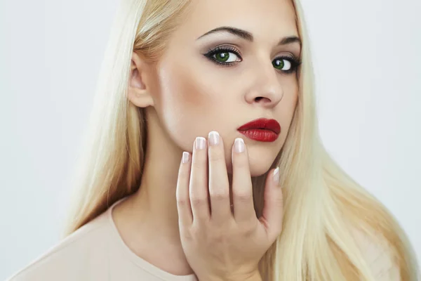 Joven mujer rubia con manicure.Beautiful modelo con maquillaje —  Fotos de Stock