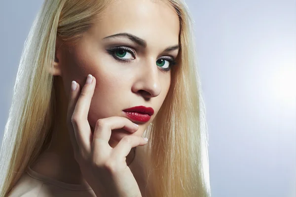 Ung Blond kvinna med manikyr. Vacker modell med make-up — Stockfoto