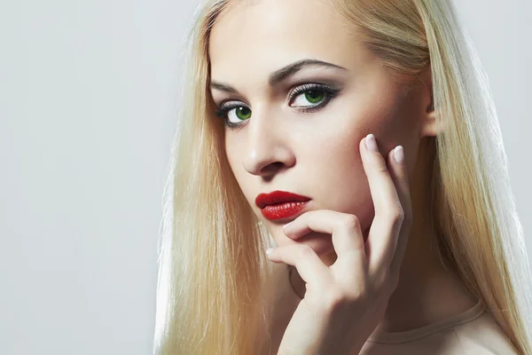 Blond kobieta z manicure. Piękna dziewczyna z wieczorny make-up — Zdjęcie stockowe