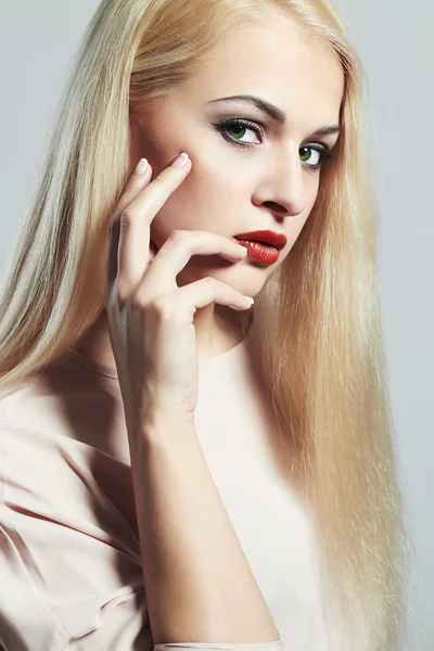 Blond kobieta z manicure. Piękna dziewczyna z wieczorny make-up — Zdjęcie stockowe