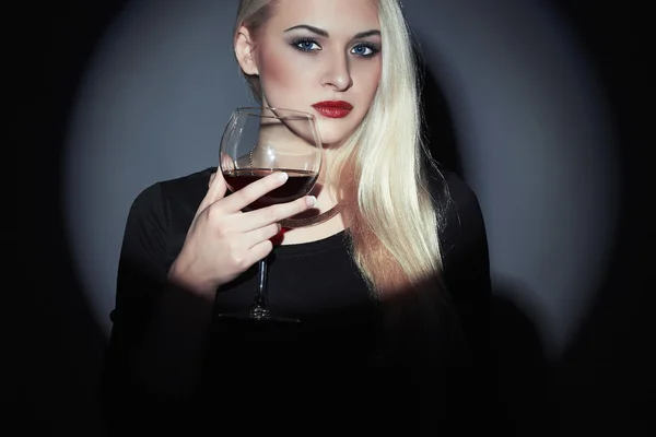 Mulher loira bonita com vermelho wine.drinking menina — Fotografia de Stock