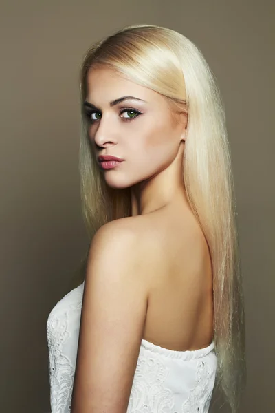 Ung blond kvinna. Vacker flicka — Stockfoto