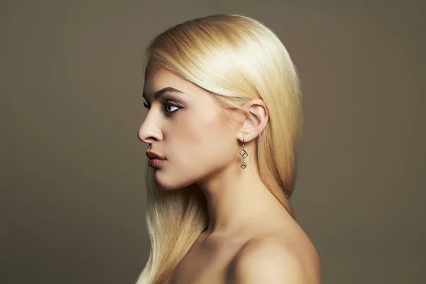 Ung blond kvinna. Vacker flicka — Stockfoto