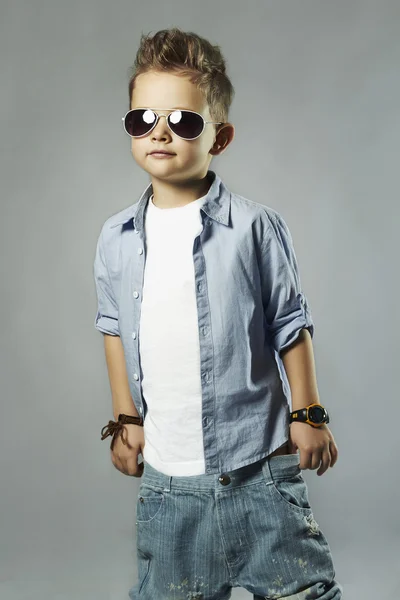 Niño pequeño de moda en gafas de sol. Niño con estilo en jeans — Foto de Stock