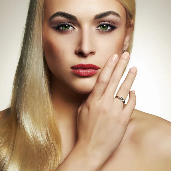 Mulher loira jovem.Menina bonita — Fotografia de Stock