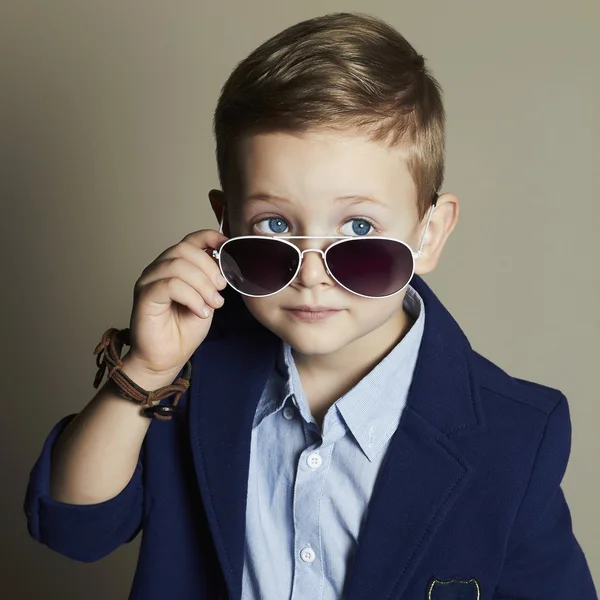 スーツで sunglasses.stylish 子供のおしゃれな小さな男の子。ファッション children.business 少年 — ストック写真