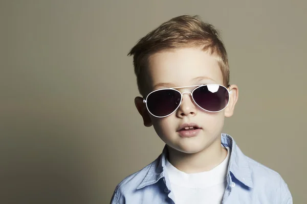 Dziecko w sunglasses.stylish małego chłopca. moda dzieci — Zdjęcie stockowe