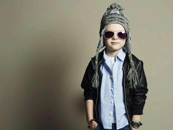 Grappige kleine jongen in sunglasses.stylish kind in hoed. voorjaar mode kinderen — Stockfoto