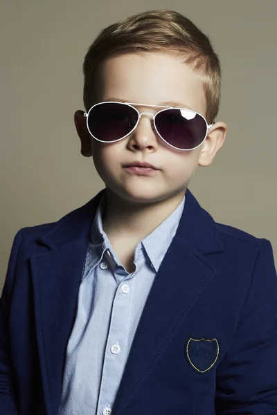 スーツで sunglasses.stylish 子供のおしゃれな小さな男の子。ファッション children.business 少年 — ストック写真