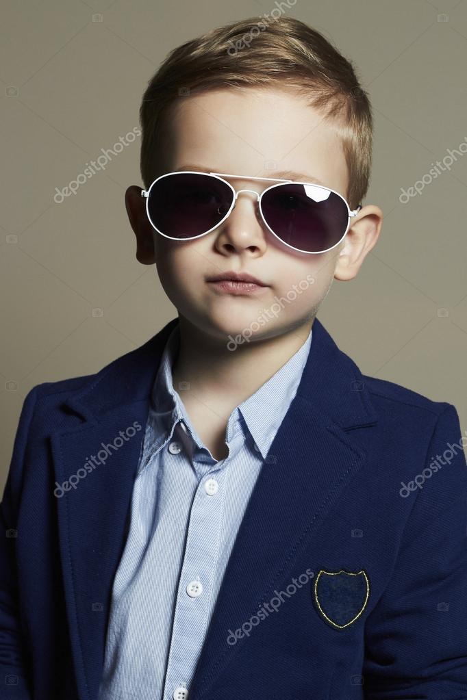 Niño Pequeño Elegante En Gafas De Sol Y Ropa De Moda Moda Del ` S