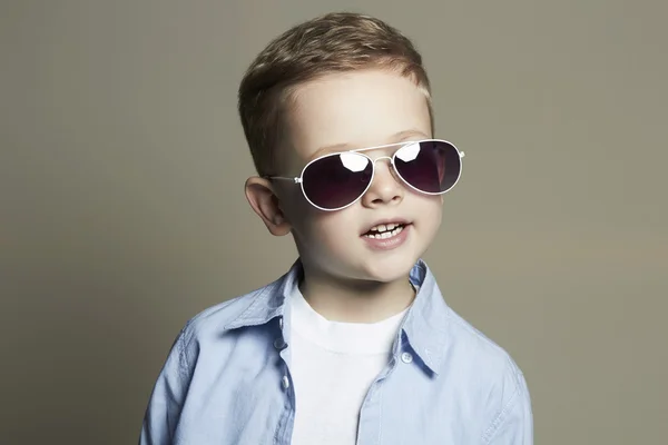 面白い child.fashionable を笑って sunglasses.fashion の少年 — ストック写真