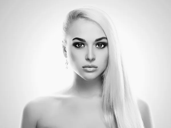 Güzel genç Woman.Blond kız. Saf güzellik modeli. Sanat siyah beyaz portre — Stok fotoğraf