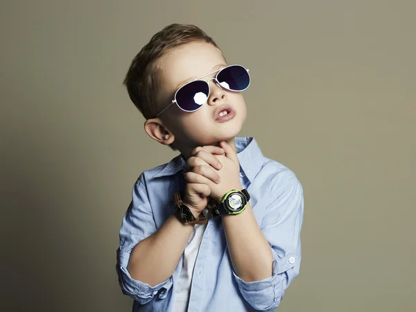 Vacker liten pojke i solglasögon. Roliga barn — Stockfoto