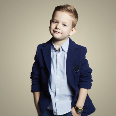 Takım elbiseli şık küçük boy.stylish çocuk. moda çocuk