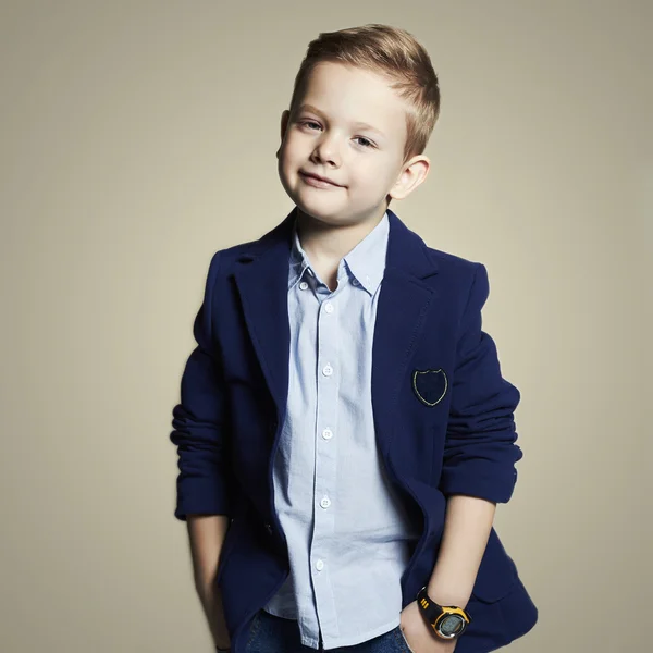 Takım elbiseli şık küçük boy.stylish çocuk. moda çocuk