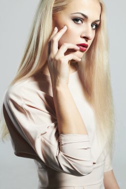 Manikür ile genç sarışın bir kadın. Makyaj güzel kız modeli