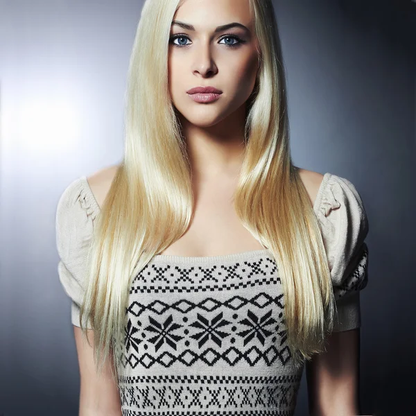 Krásná Woman.Fashionable krásu Blond dívka v šatech. Zdravé vlasy — Stock fotografie