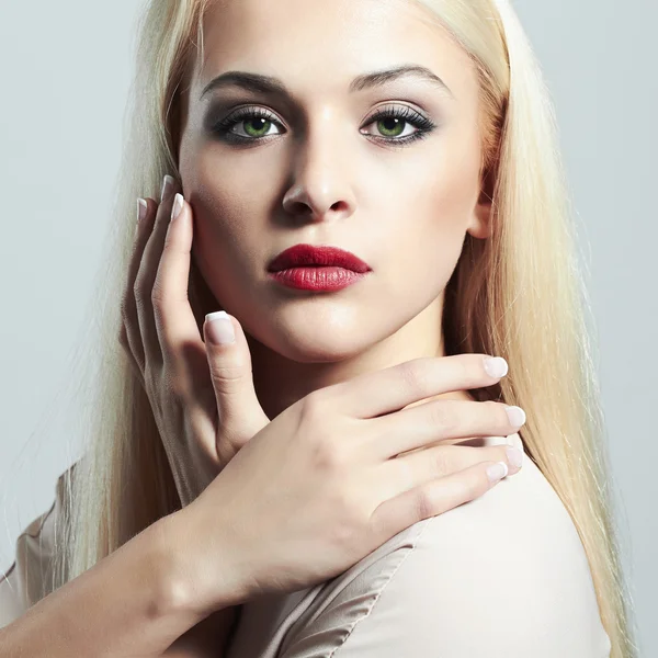 Joven mujer rubia con manicure.Beautiful modelo de niña con maquillaje — Foto de Stock