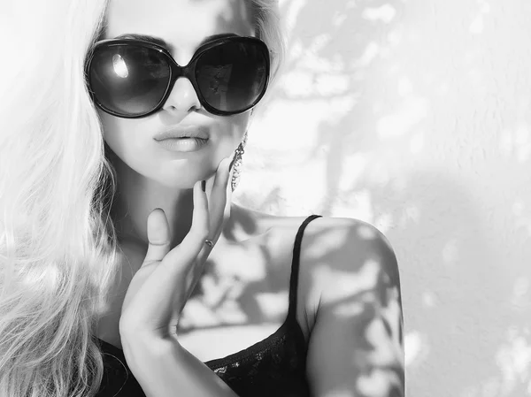 Όμορφη γυναίκα στον sunglasses.beauty ξανθό κορίτσι — Φωτογραφία Αρχείου
