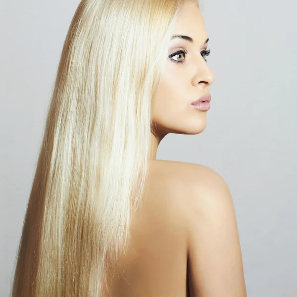 Mulher loira jovem.Menina bonita com cabelo saudável — Fotografia de Stock