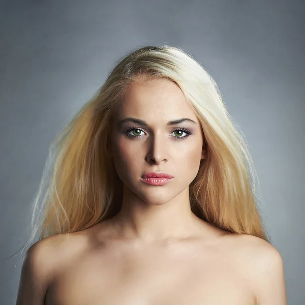 Piękna młoda kobieta z długimi włosami. Blond girl.hairstyle. Salon piękności — Zdjęcie stockowe