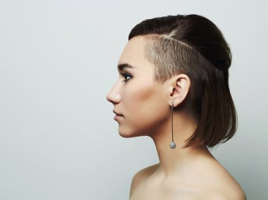 kısa saç kesimi olan güzel kadın. Hairstyle.Sweet kız