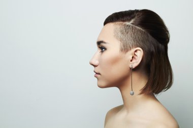 kısa saç kesimi olan güzel kadın. Hairstyle.Sweet kız